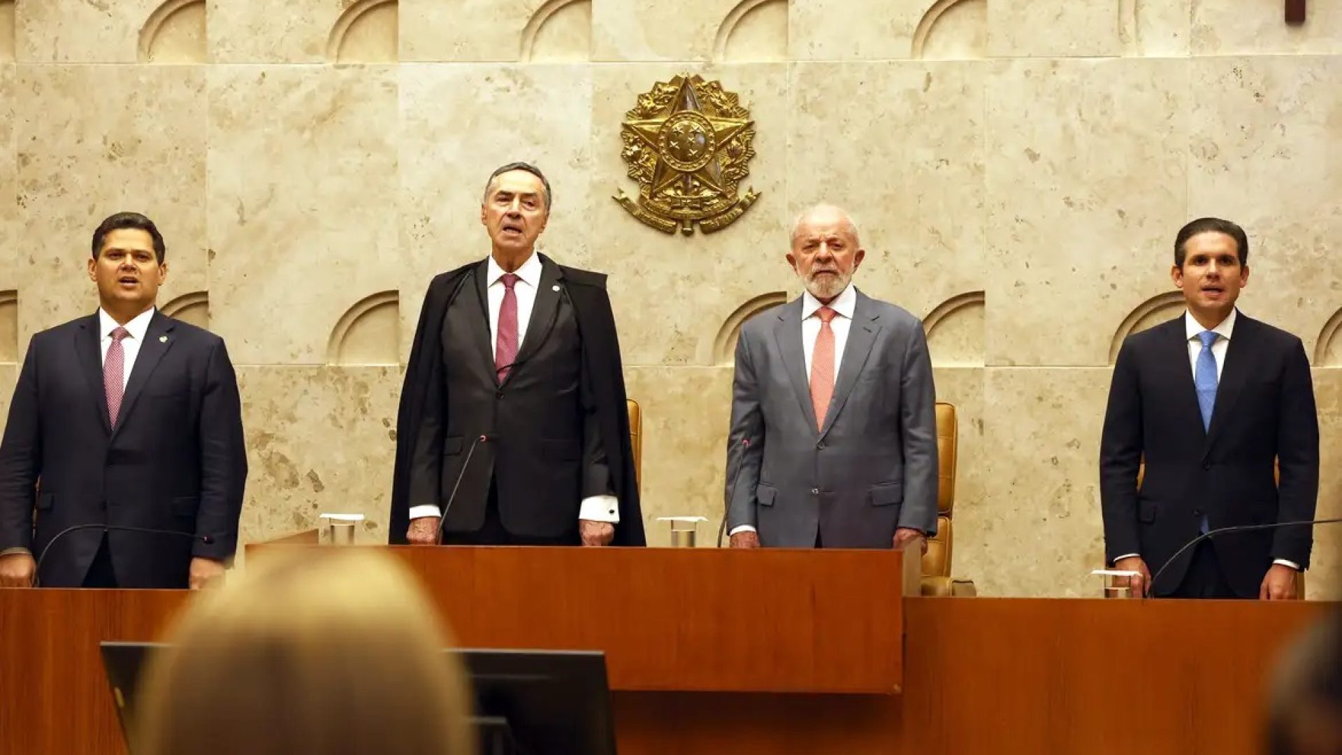 Ministros do governo e do TCU e senador são cotados para sucessão de Barroso no STF