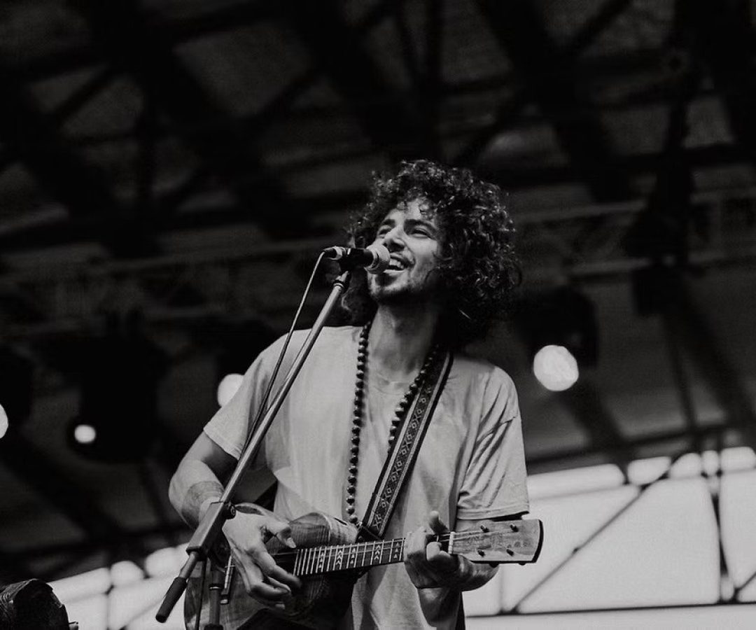 Bobby Alu estreia em Brasília com show que mistura ritmos tropicais