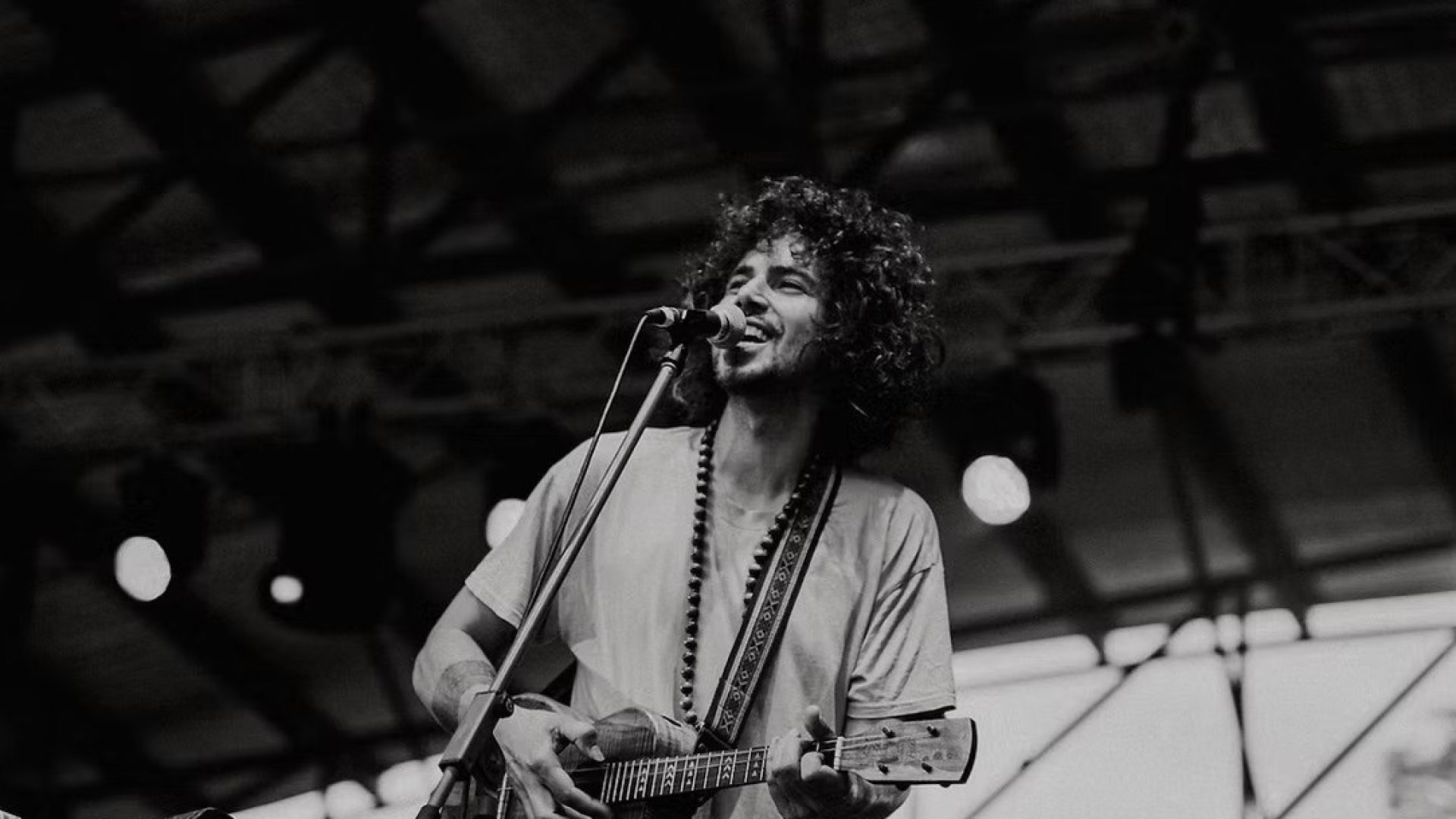 Bobby Alu estreia em Brasília com show que mistura ritmos tropicais