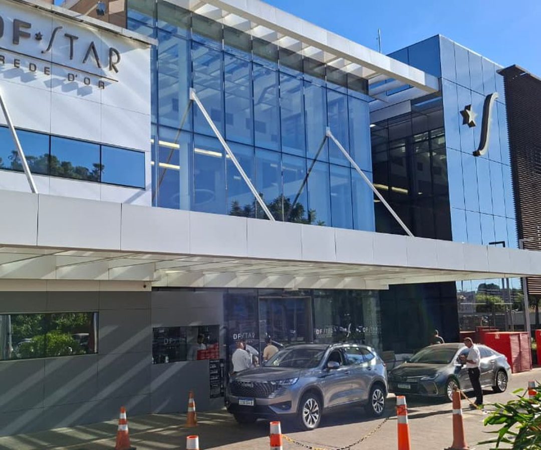 Bolsonaro é internado para cirurgia no ombro em Brasília