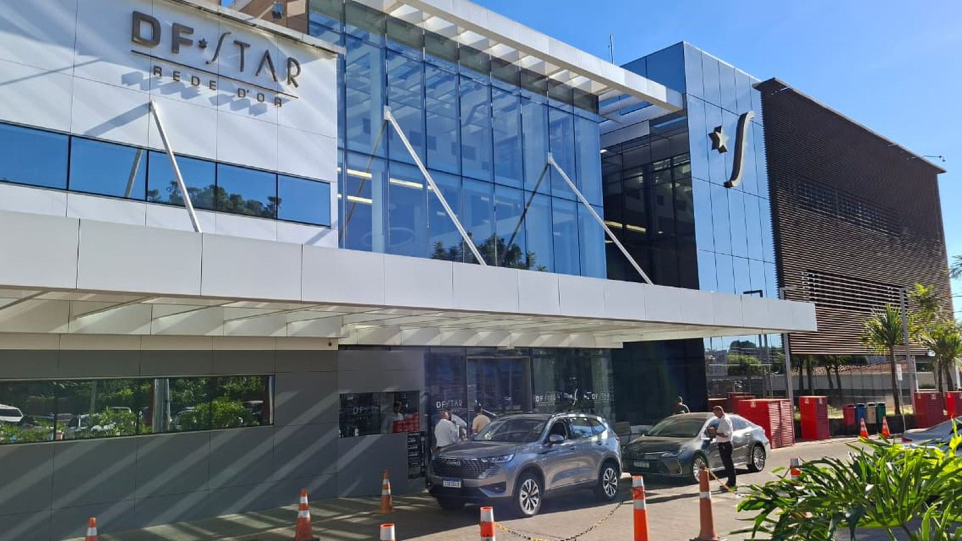 Bolsonaro é internado para cirurgia no ombro em Brasília