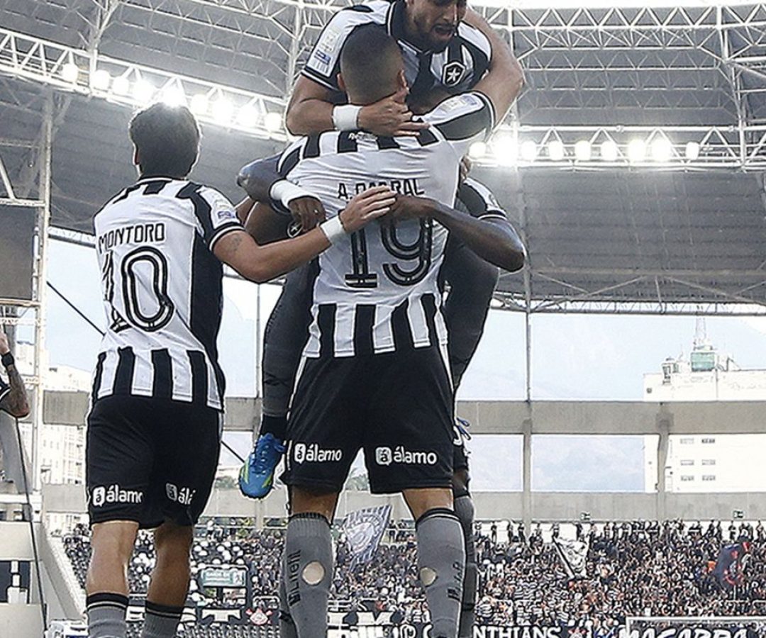 Botafogo vence Corinthians pelo Brasileirão com três de Arthur Cabral