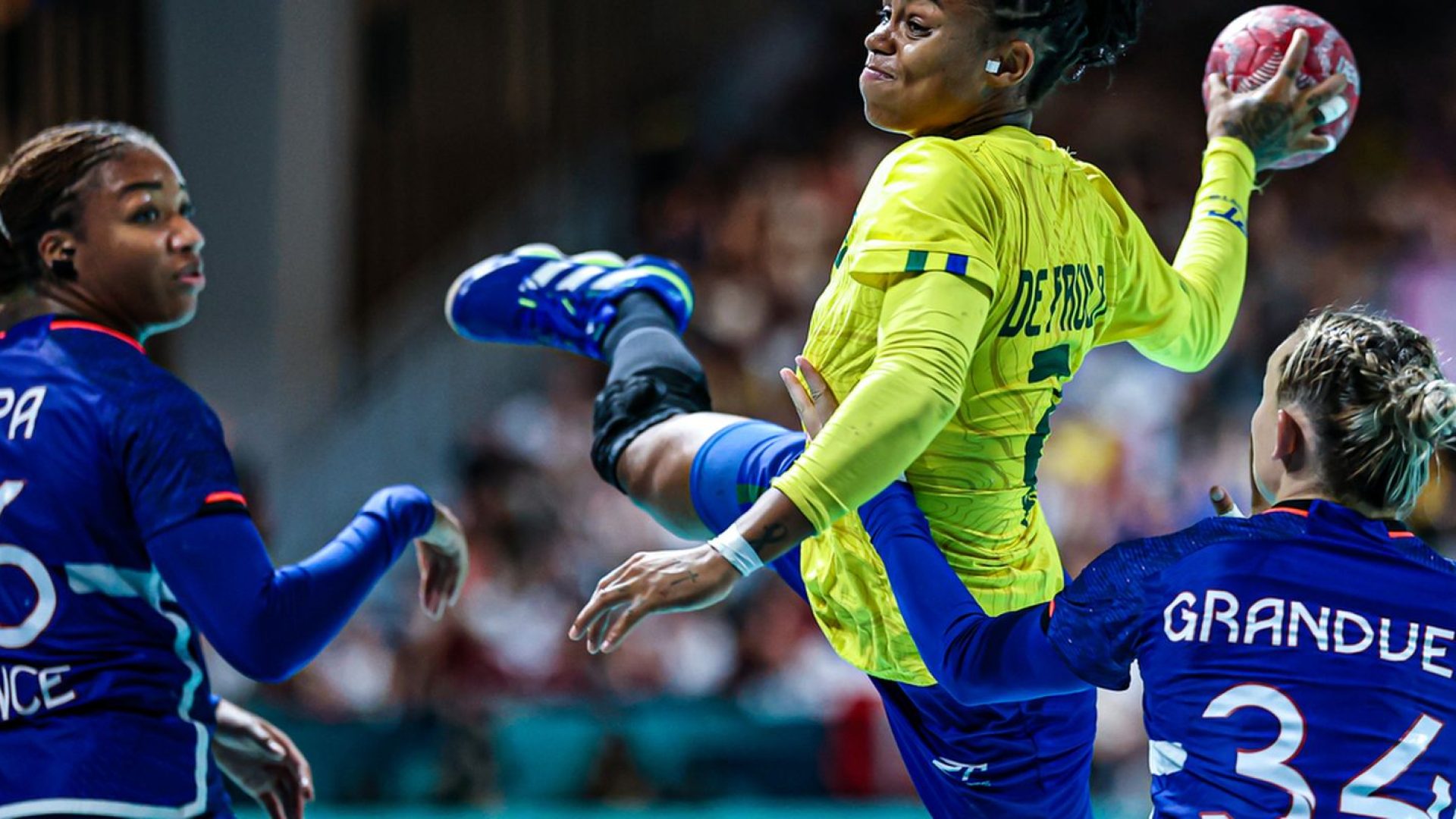 Bruna de Paula concorre ao prêmio de melhor atleta de handebol de 2025