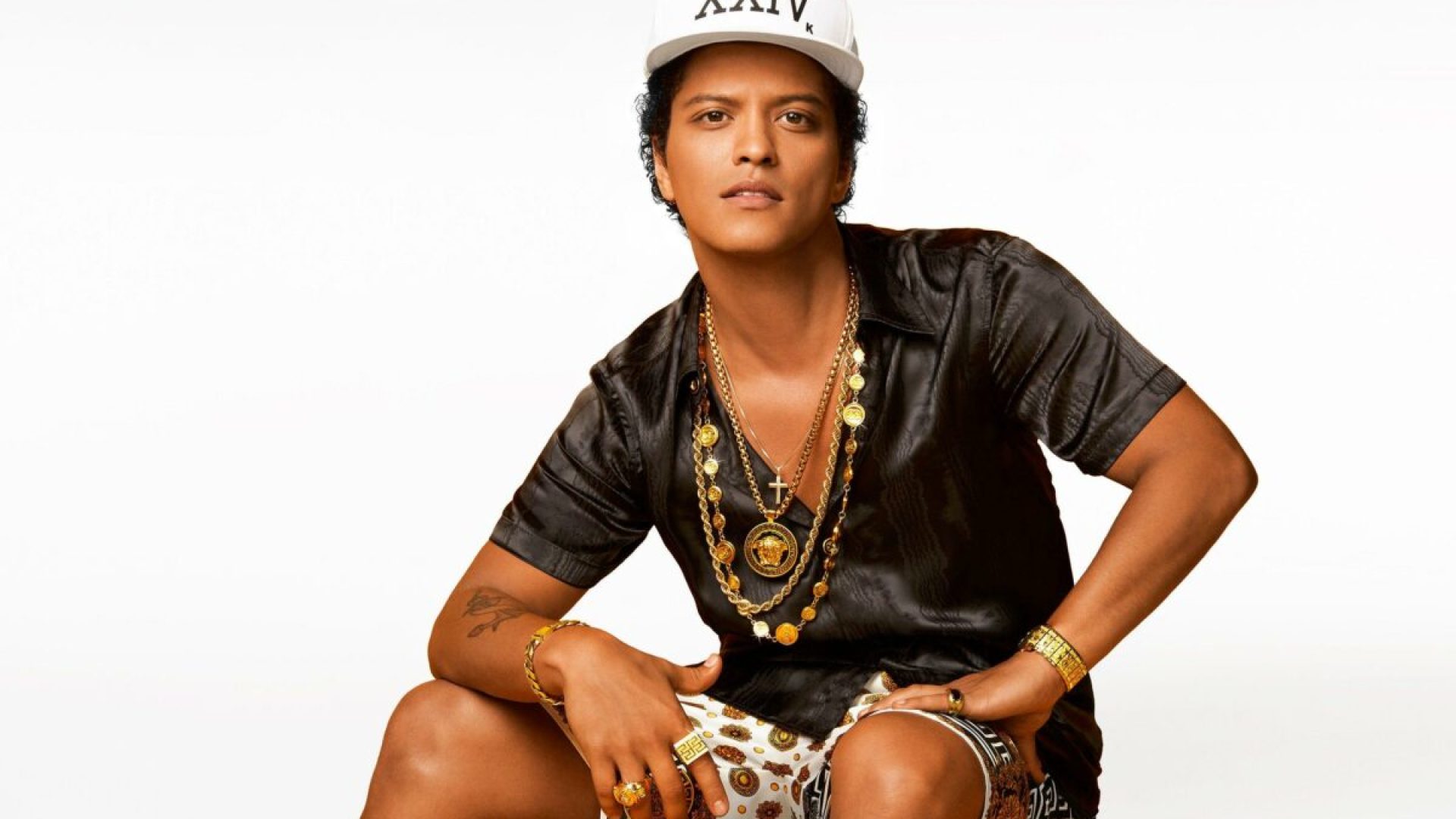 Billboard divulga lista das melhores músicas latinas de 2026 e inclui Bruno Mars
