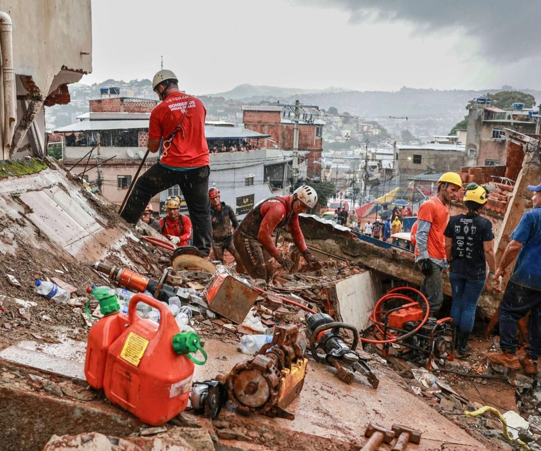 Ruas de Ubá ficaram completamente alagadas -  (crédito: Lucas Gandra)
