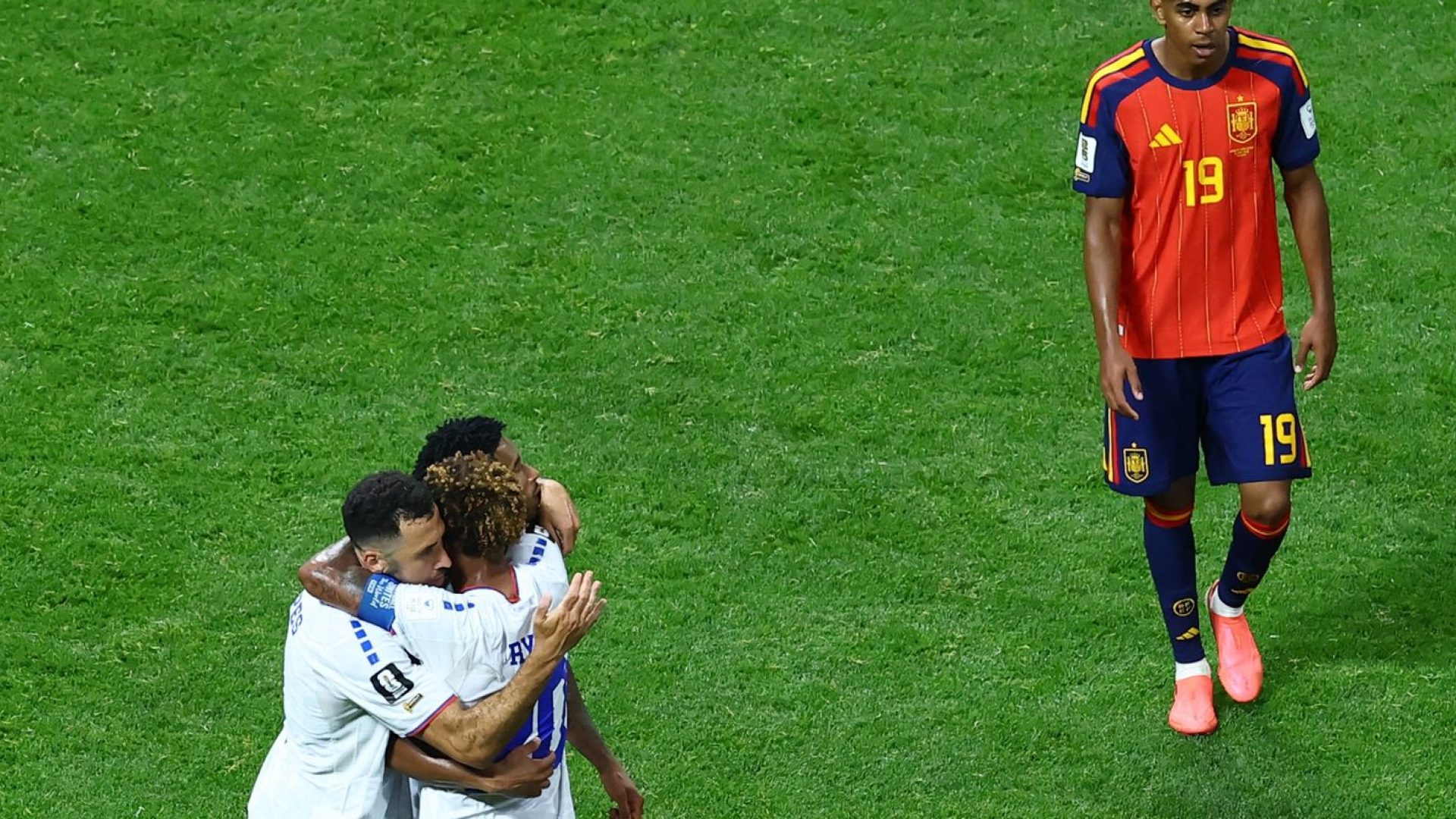 Cabo Verde segura Espanha e estreia em Copas com empate histórico