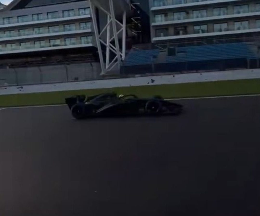 Cadillac testa com carro 'próprio' em Silverstone