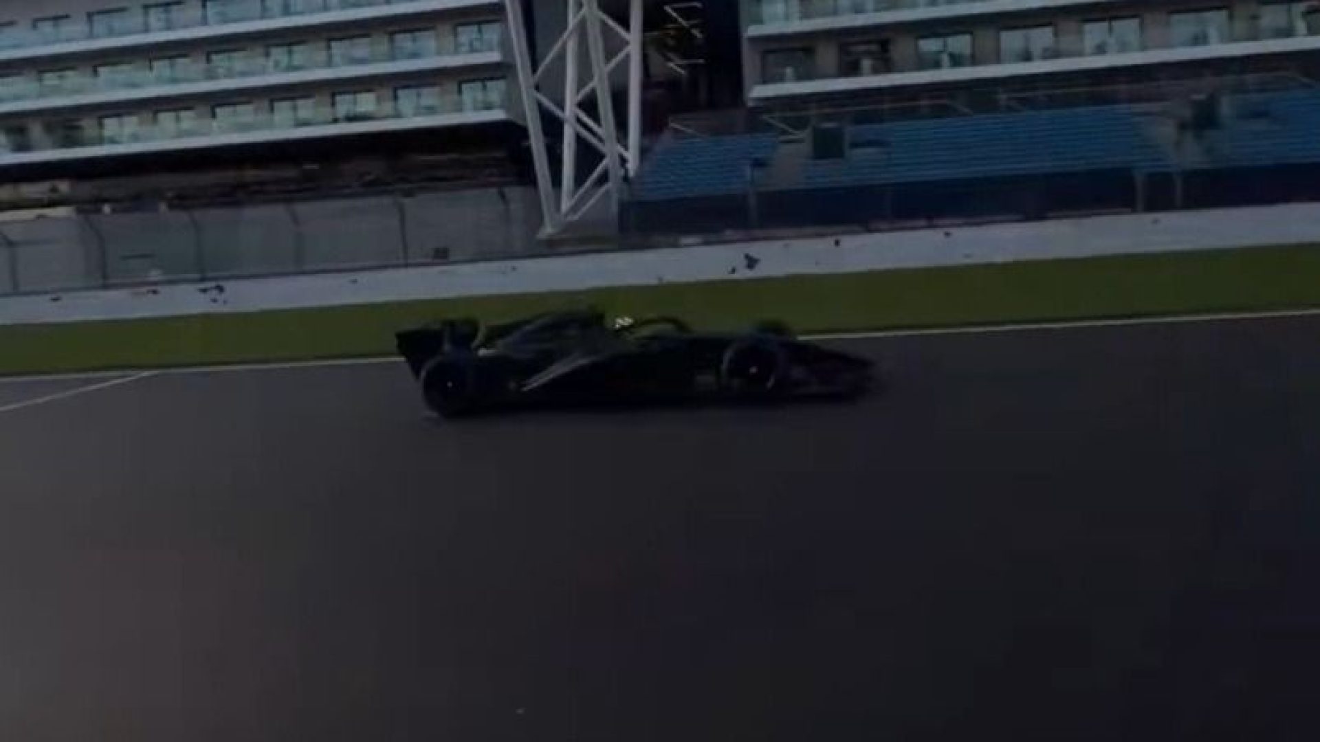 Cadillac testa com carro 'próprio' em Silverstone