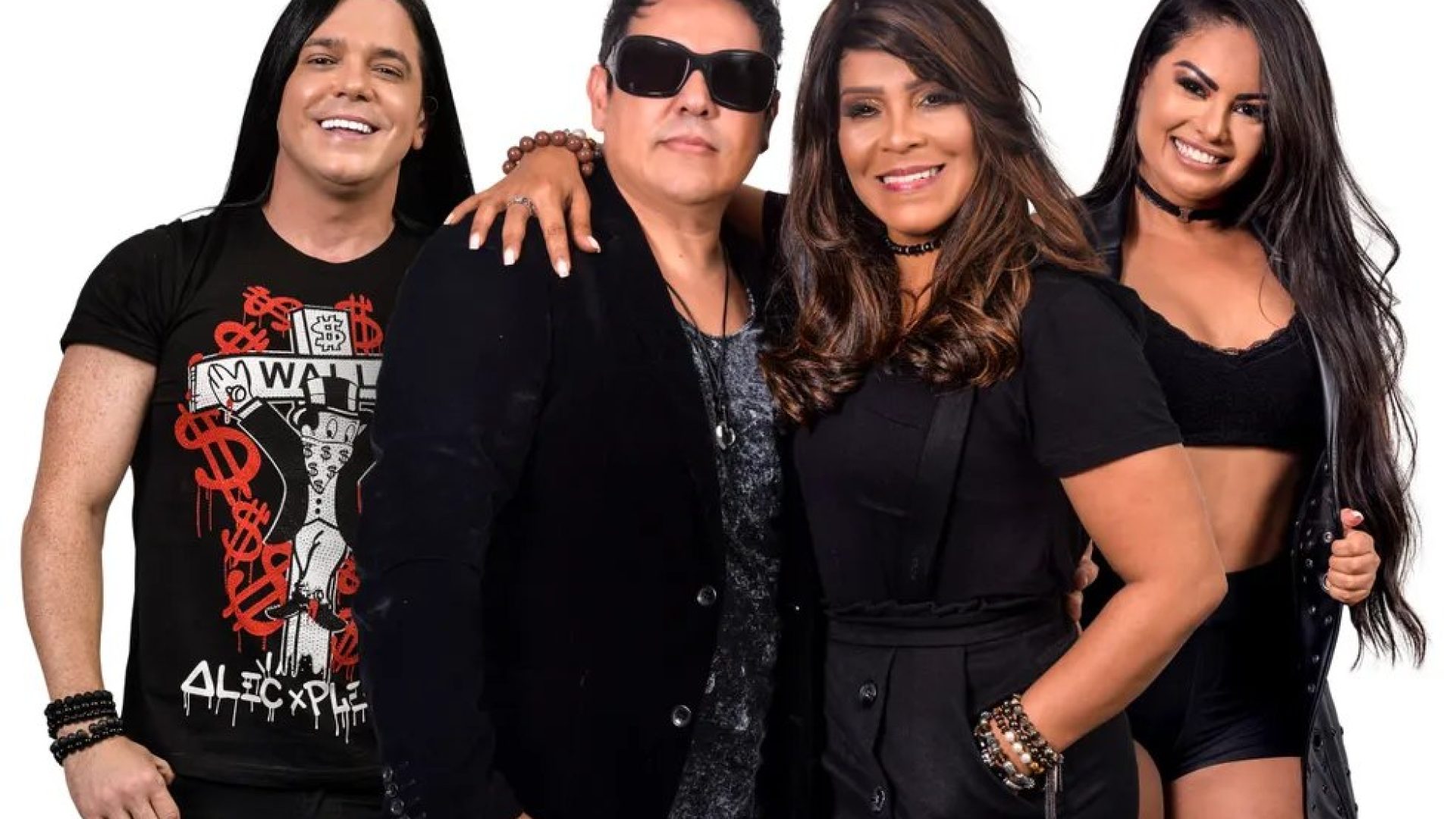 Silvânia Aquino anuncia saída da banda Calcinha Preta
