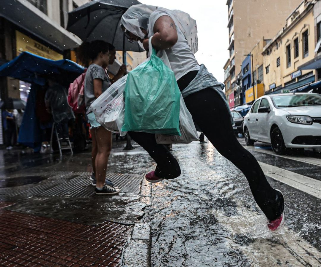 Frente fria muda o tempo e favorece chuvas no estado de São Paulo