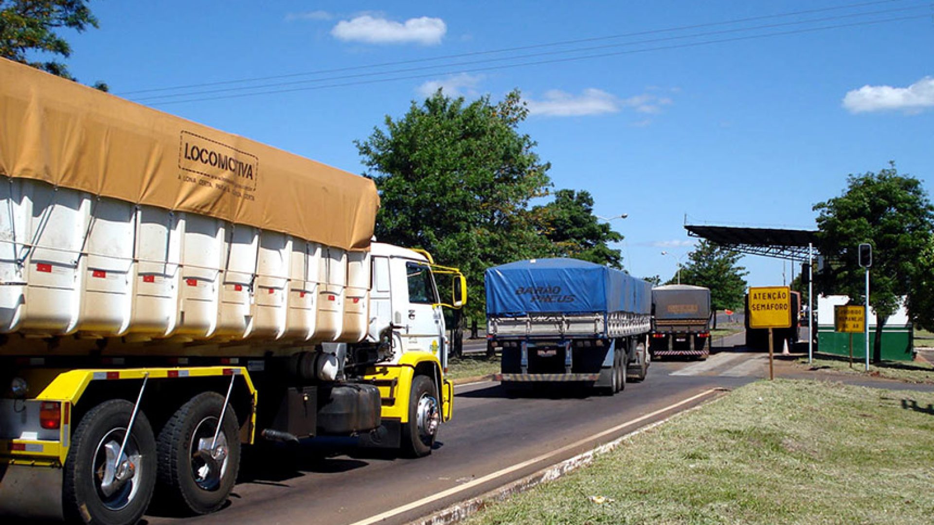 O retorno da operação da balança fixa na PRC- 163, entre Cascavel e Lindoeste, estabeleceu mais um ponto no combate ao excesso de peso nas estradas estaduais do Paraná. Em funcionamento há pouco mais de um mês, a estrutura possibilitou a notificação de cerca de 800 veículos com excesso de peso e mostrou o desrespeito com a conservação das rodovias por diversos motoristas e transportadores.