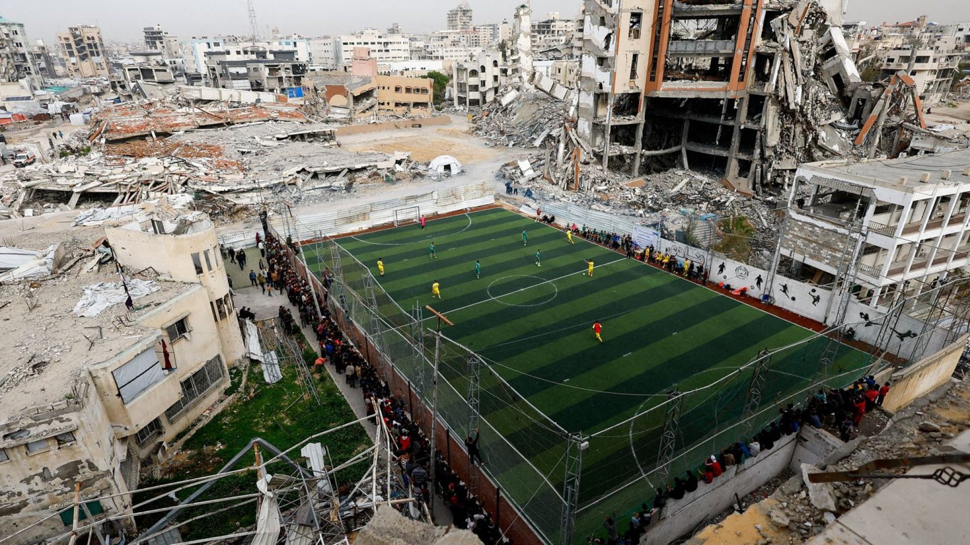 Futebol volta a campo de Gaza, em meio a perdas e ruínas da guerra