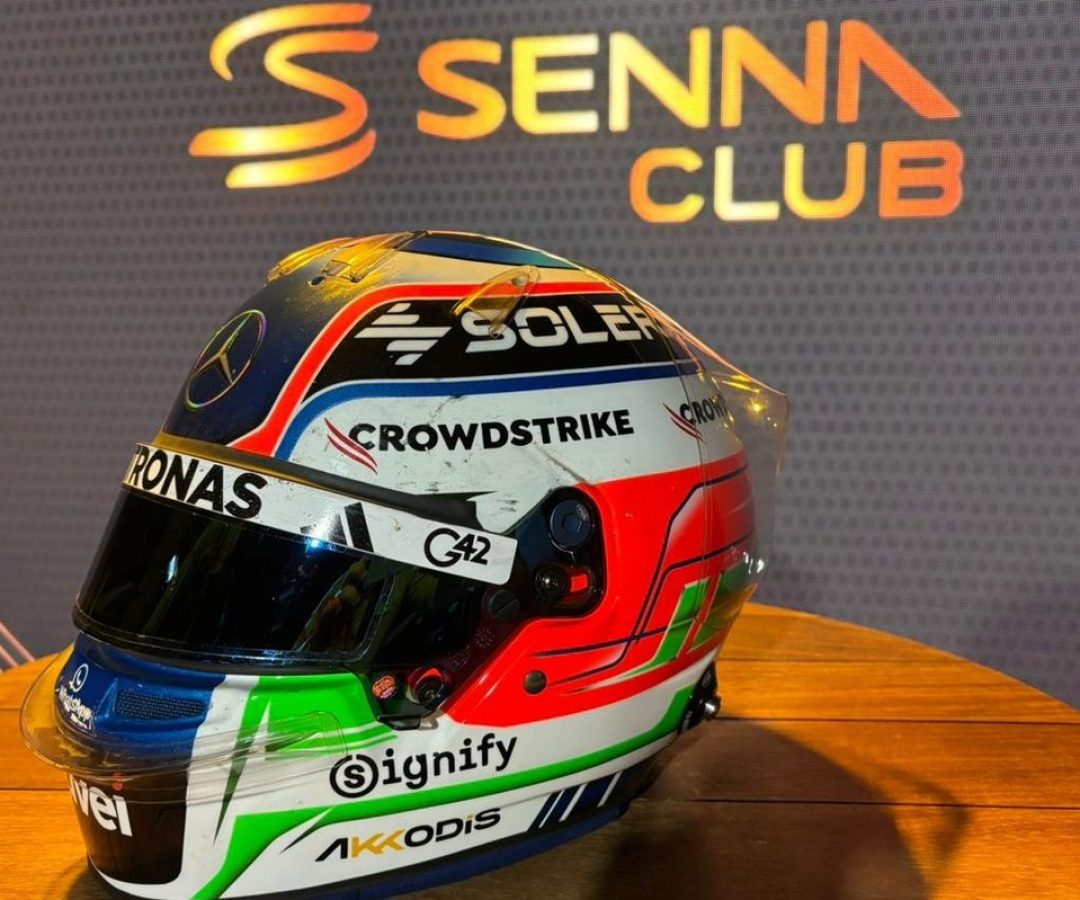 Antonelli presenteia família Senna com capacete usado no GP de São Paulo