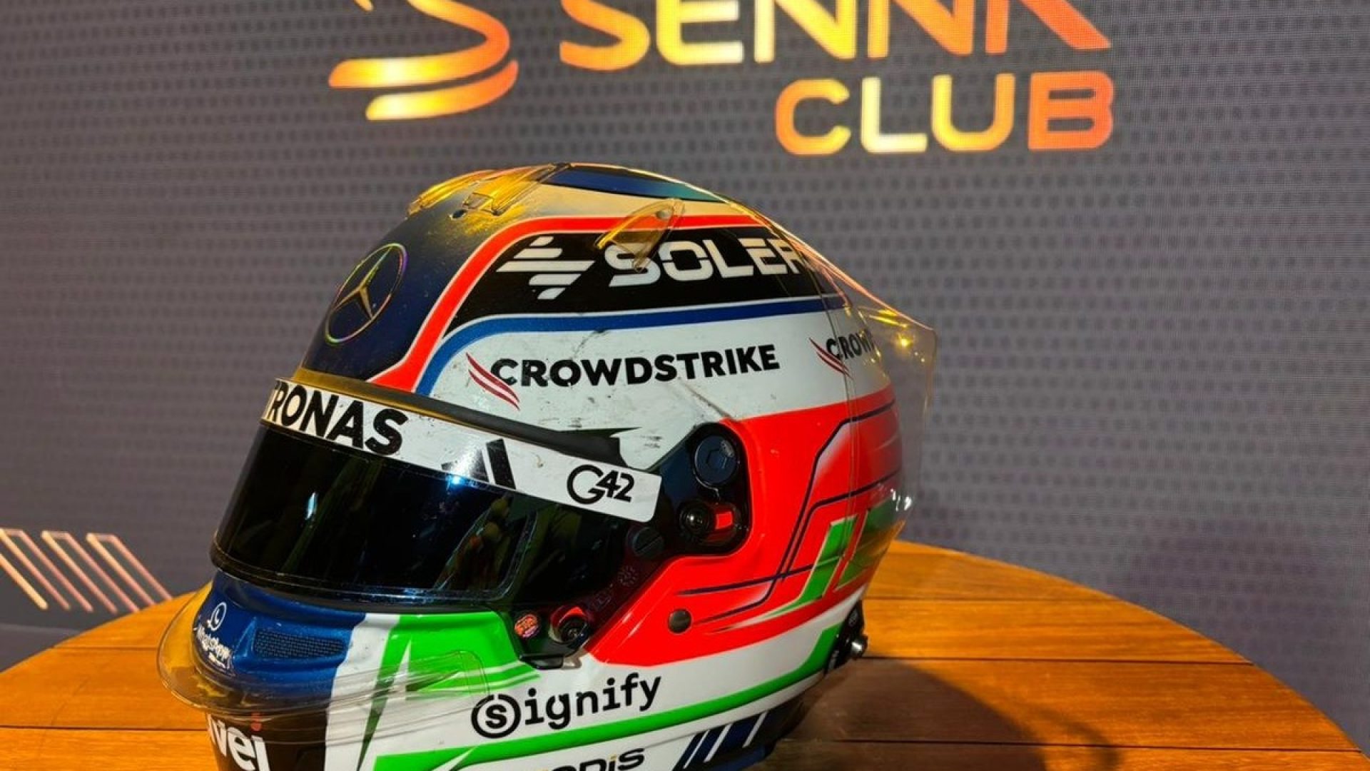 Antonelli presenteia família Senna com capacete usado no GP de São Paulo