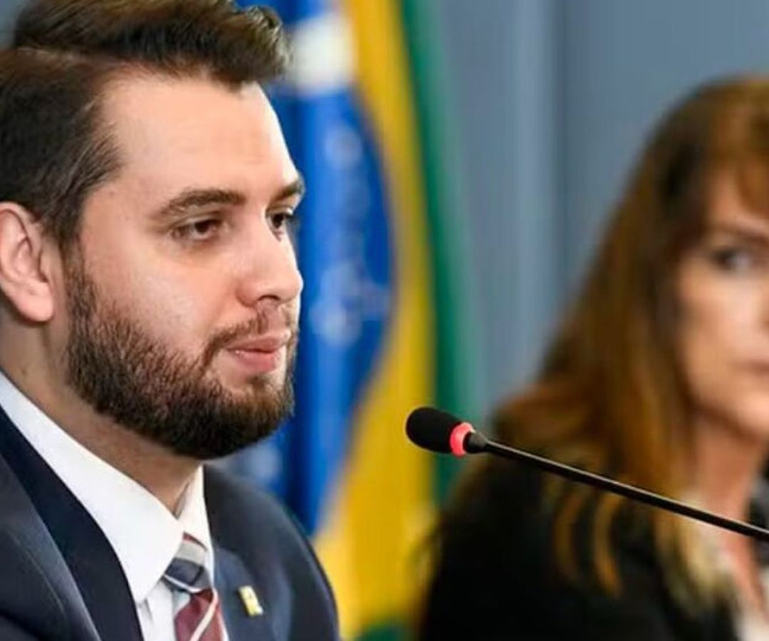 Moraes manda Filipe Martins voltar para presídio no Paraná