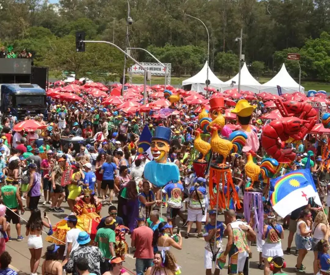 Pabllo Vittar e grupo de K-Pop fazem o povo sambar em SP nesta segunda
