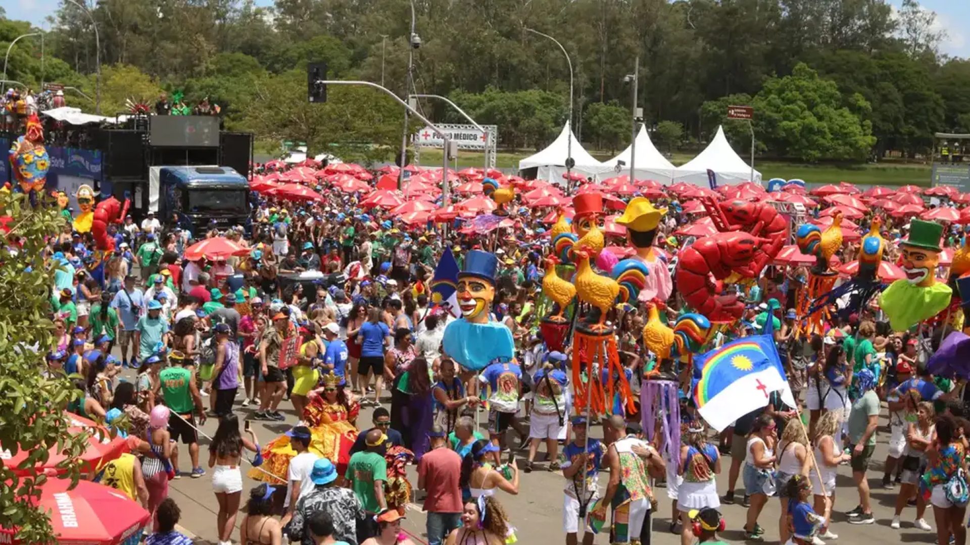 Pabllo Vittar e grupo de K-Pop fazem o povo sambar em SP nesta segunda