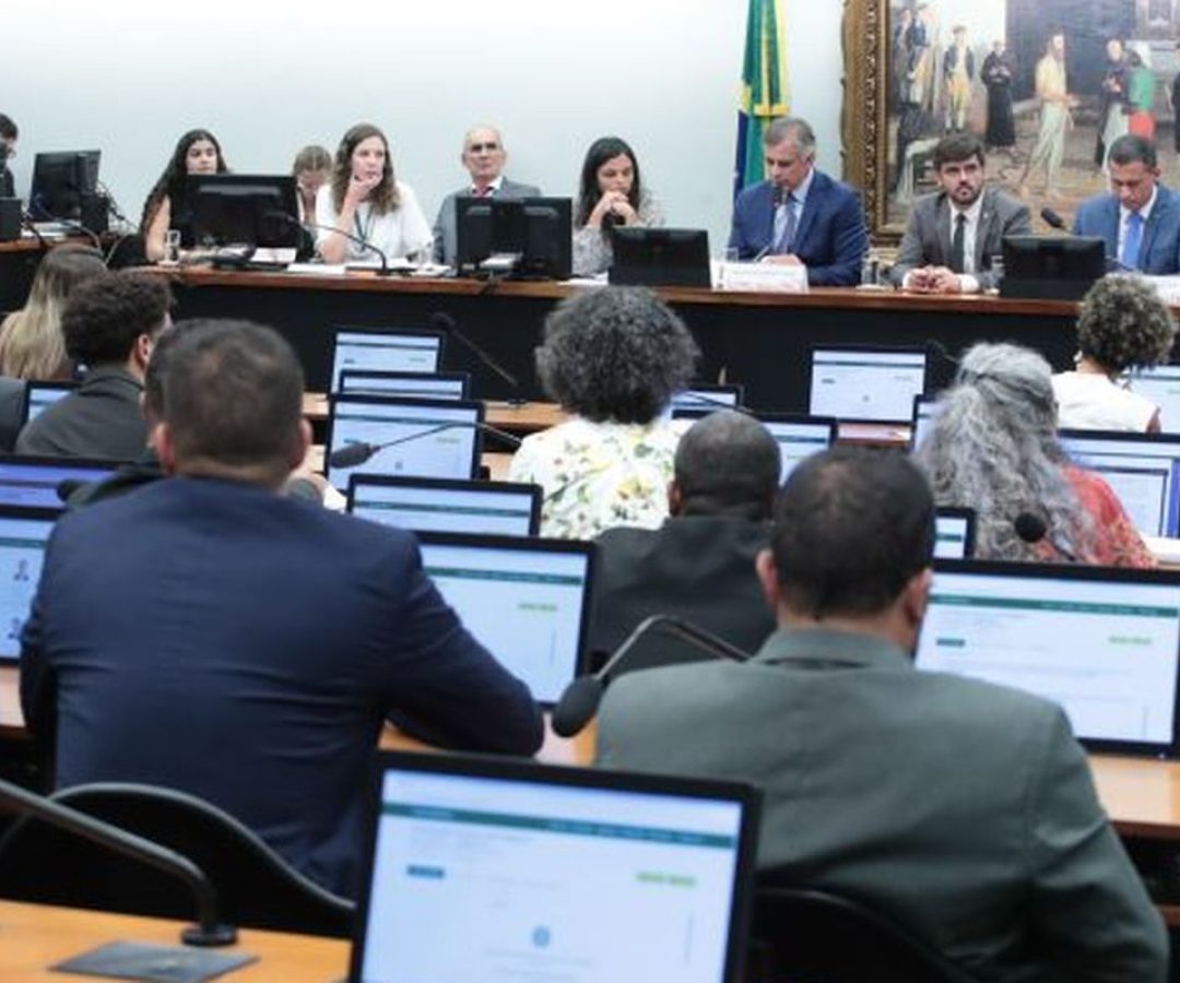 CCJ da Câmara adia análise de PEC sobre redução da maioridade penal