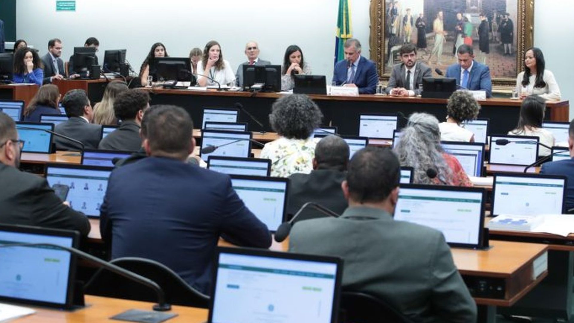 CCJ da Câmara adia análise de PEC sobre redução da maioridade penal