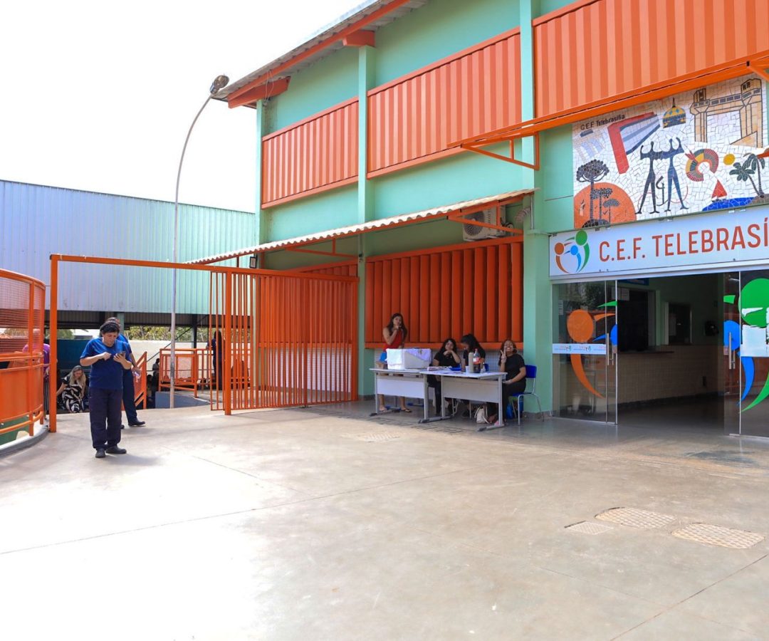 Mais de 80% da comunidade escolar aprova adesão do CEF Telebrasília ao programa de escolas cívico-militares