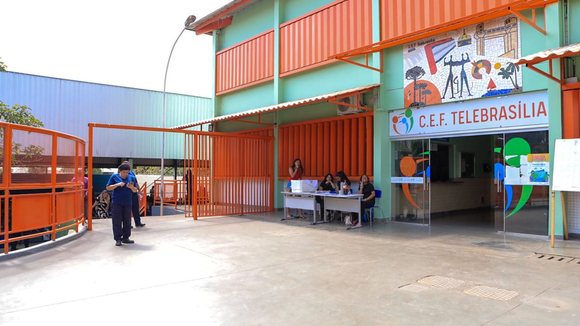 Mais de 80% da comunidade escolar aprova adesão do CEF Telebrasília ao programa de escolas cívico-militares