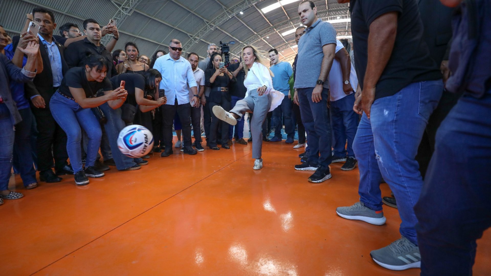 Governadora reinaugura ginásio de esportes em Samambaia após reforma