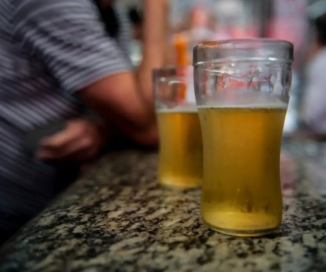 Boteco toma praça inteira no Guará 1; assista minidoc sobre o popular Toinzinho