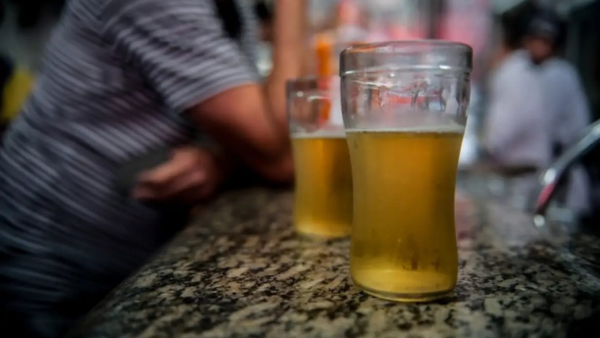 Boteco toma praça inteira no Guará 1; assista minidoc sobre o popular Toinzinho