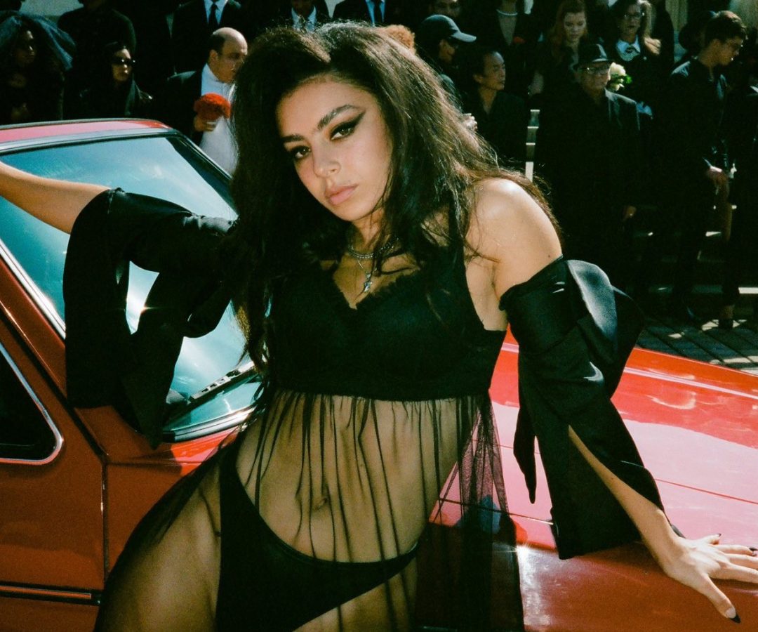 Charli XCX anuncia álbum de rock e diz que a pista de dança está morta
