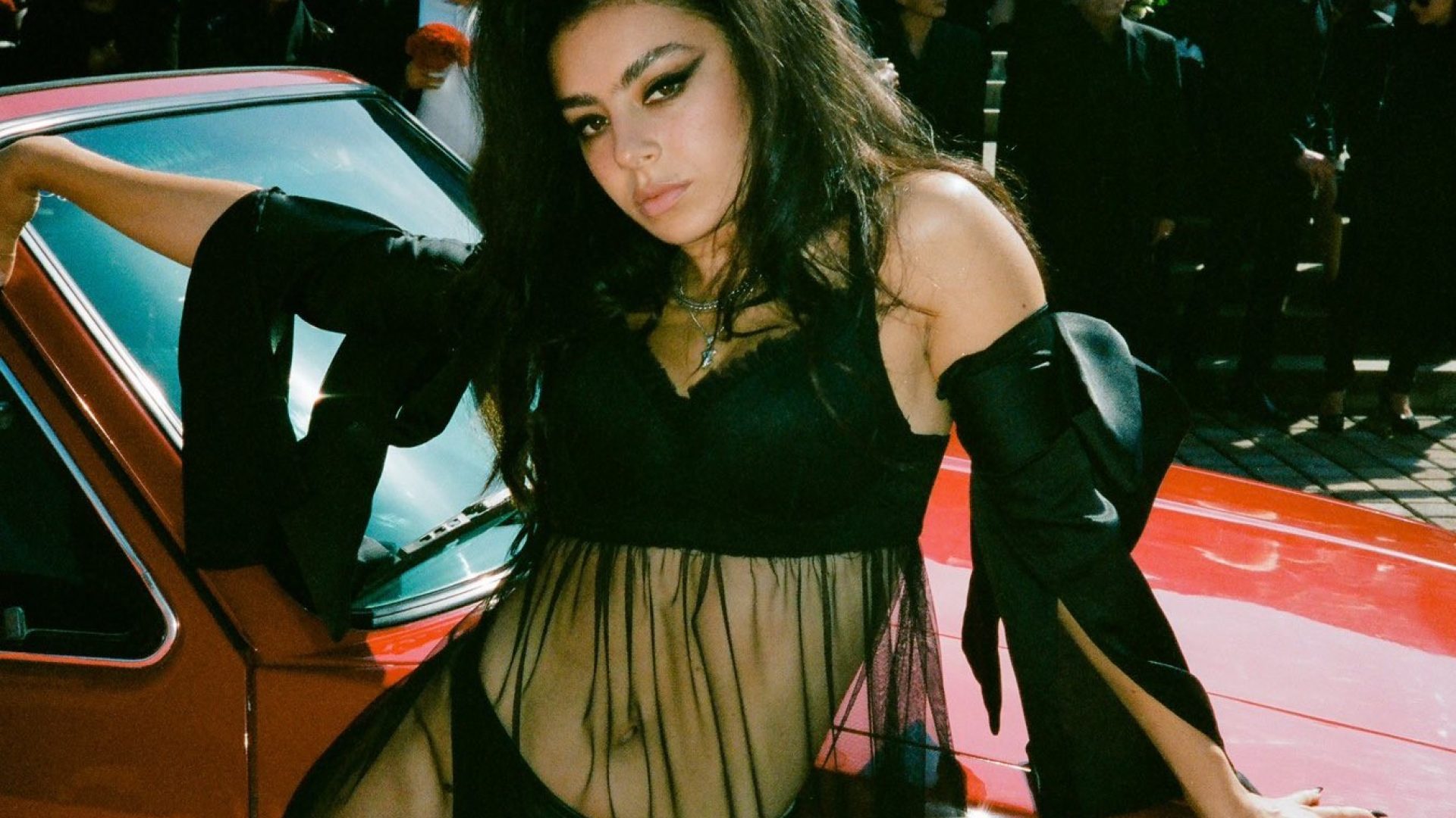 Charli XCX anuncia álbum de rock e diz que a pista de dança está morta