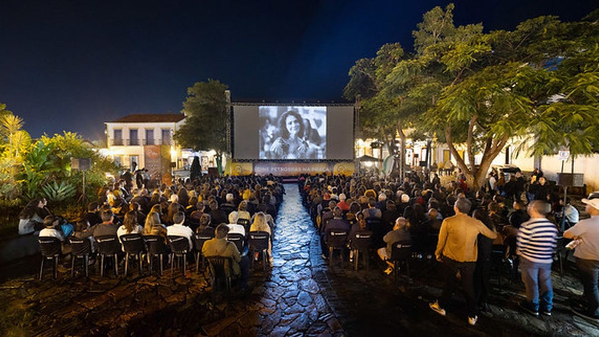 Sessão na praça emociona público da Mostra Tiradentes