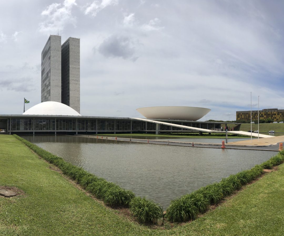 As cúpulas do Senado e da Câmara dos Deputados estão iluminadas com a cor azul em alusão à campanha Novembro Azul, para orientar a população masculina sobre o câncer de próstata.