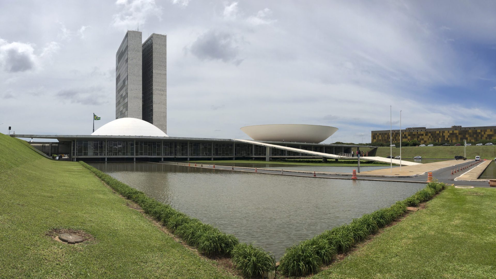 As cúpulas do Senado e da Câmara dos Deputados estão iluminadas com a cor azul em alusão à campanha Novembro Azul, para orientar a população masculina sobre o câncer de próstata.