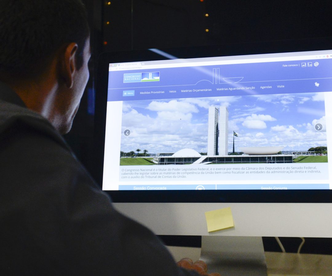 À esquerda, fotógrafo da Agência e Jornal do Senado, Jefferson Rudy.