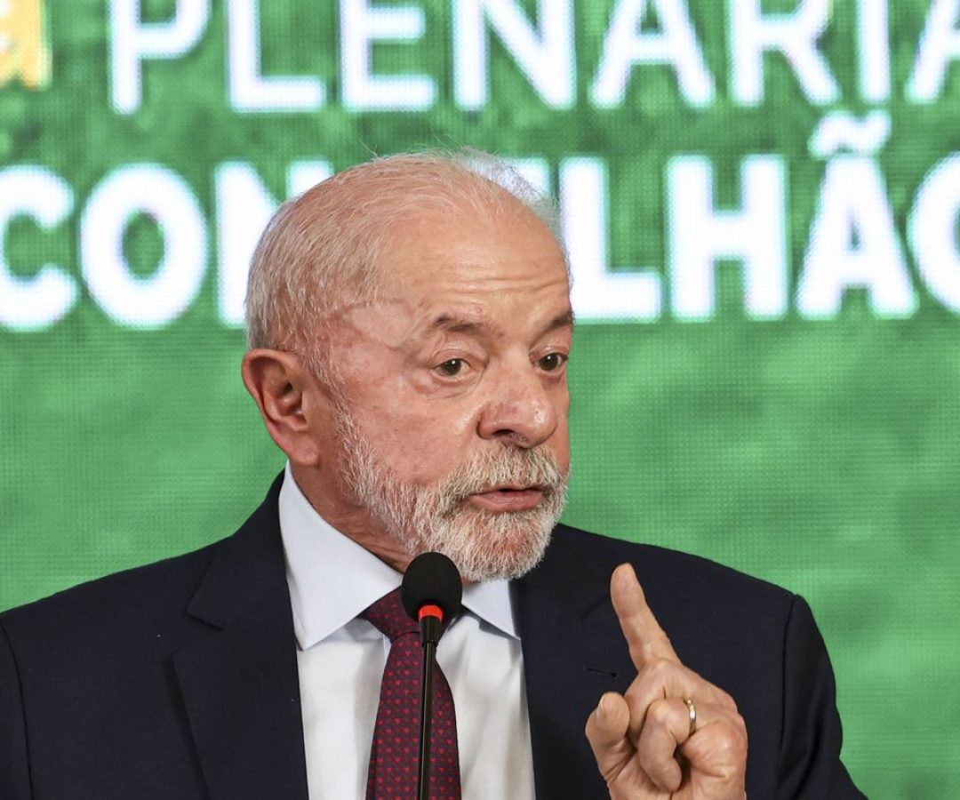 Governo estuda devolução de celular roubado nos Correios, diz Lula