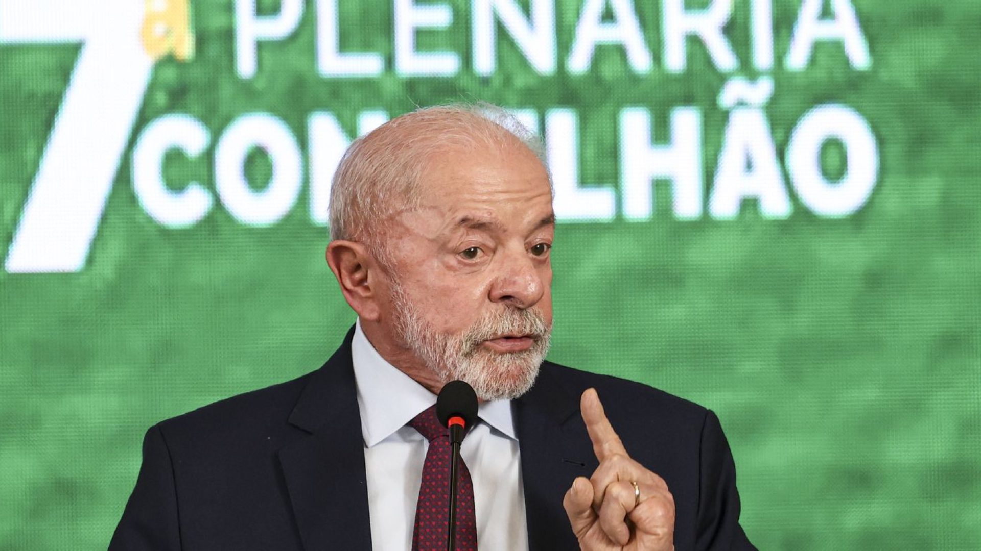Governo estuda devolução de celular roubado nos Correios, diz Lula