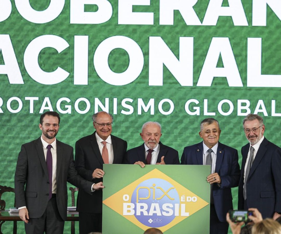 "Brasil não abaixa a cabeça", diz Durigan ao defender soberania e Pix