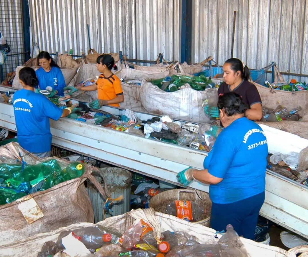 Plásticos não recicláveis geram perdas e sobrecarga a catadores no Rio