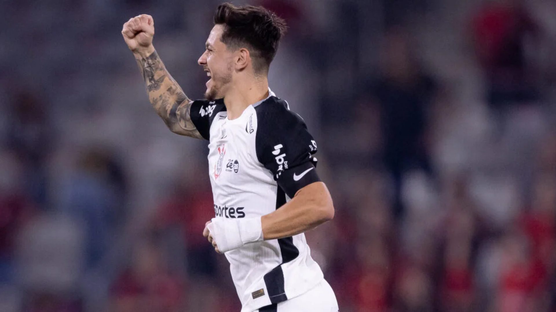 Corinthians derruba invencibilidade do Athletico-PR e vence 2ª no Brasileirão