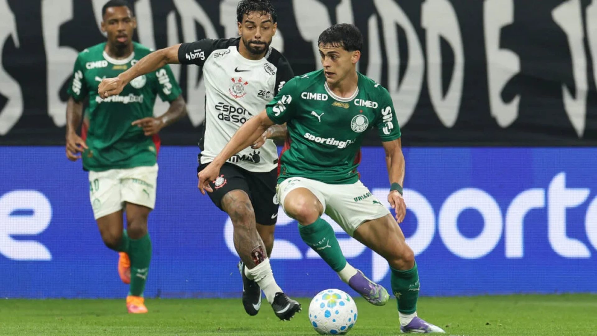 Corinthians e Palmeiras jogam pouco futebol e ficam no empate por 0 a 0