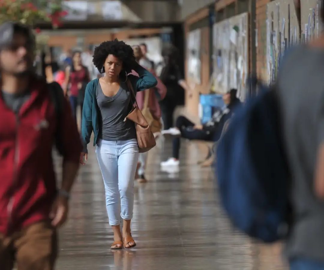 Concluintes de cursos de tecnologia fazem Enade 2025 neste domingo