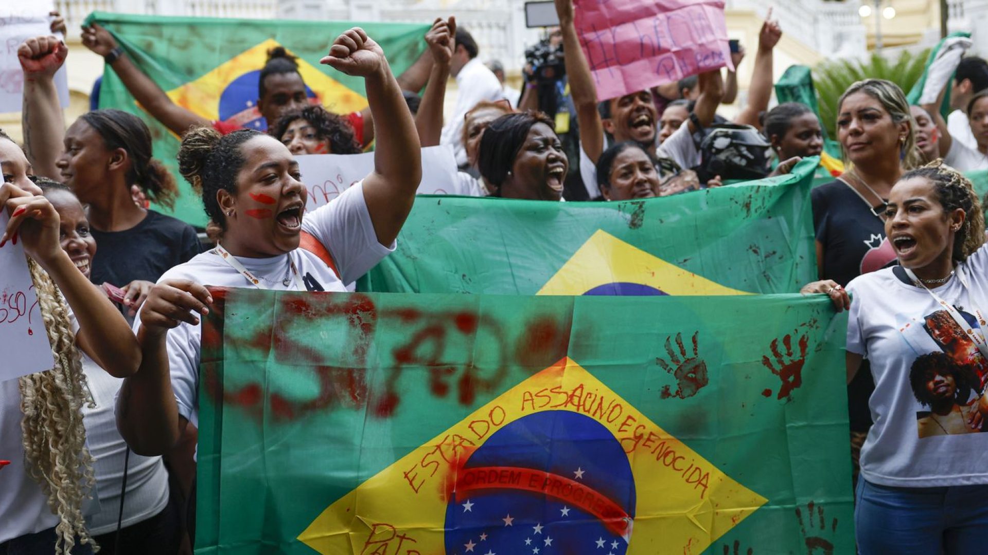 Moradores do Alemão e da Penha protestam contra mortes em operação