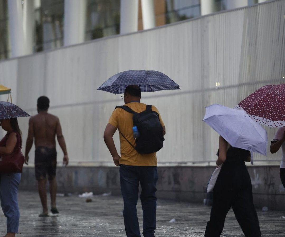 País com maioria das regiões em alerta de chuvas intensas nesta quarta