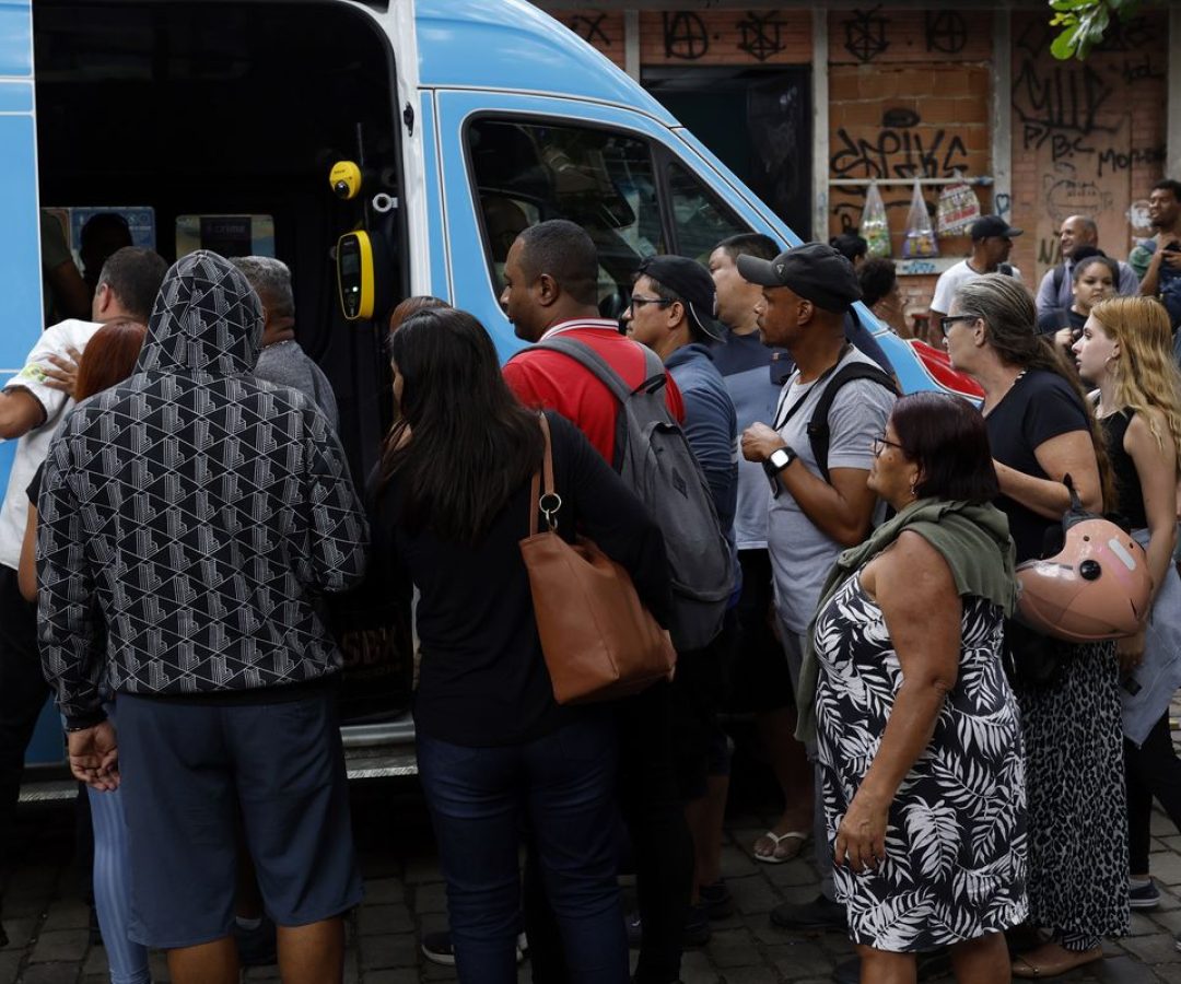 "Entrei na estação para fugir dos tiros", conta moradora do Rio