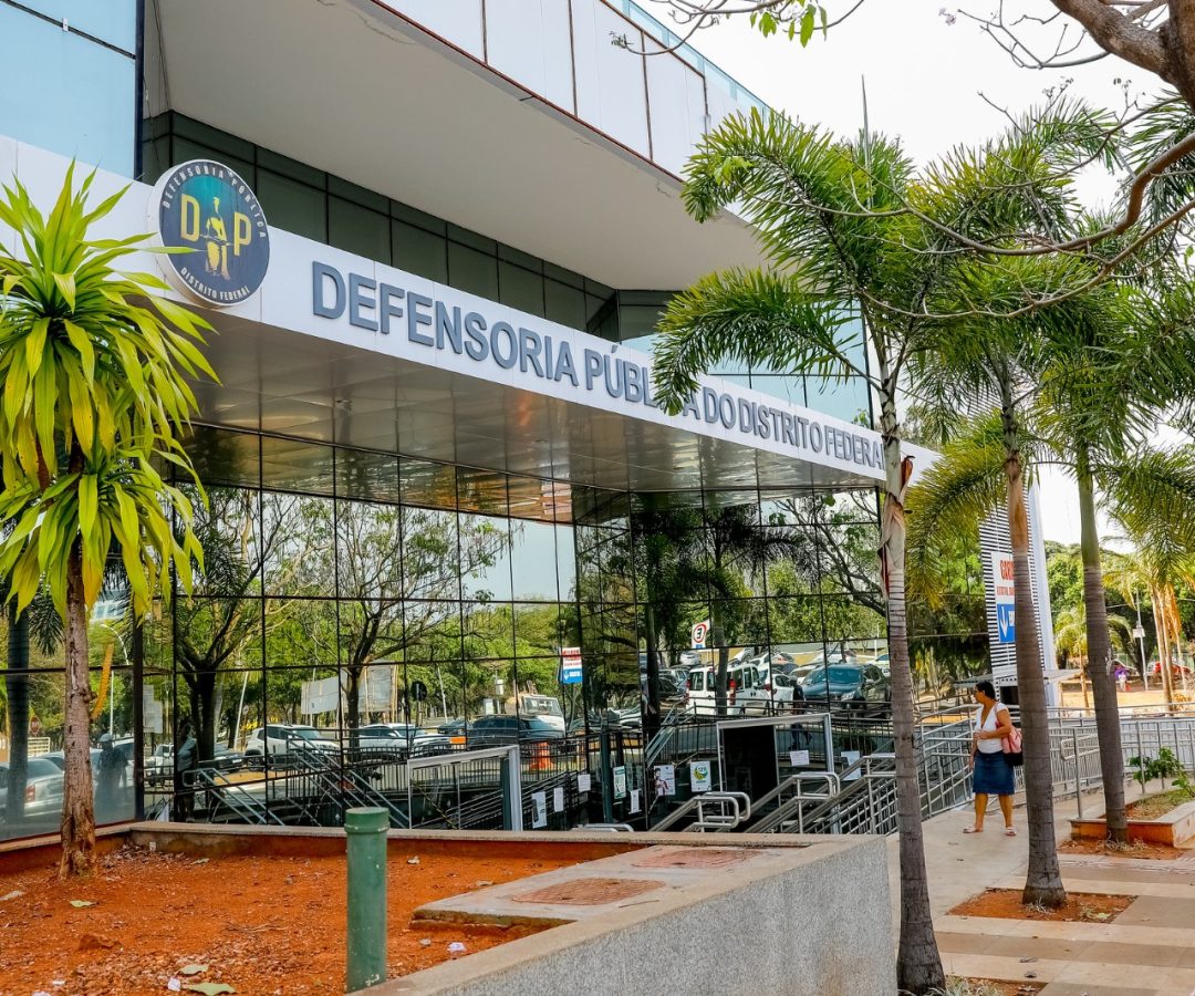Hoje, a Defensoria Pública está presente em quase todas as regiões administrativas. Há projetos para a expansão da instituição até chegarmos a todas elas. Poder acolher e orientar essas pessoas é causa de muita alegria para os que compõem a instituição”, define o defensor público-geral, Celestino Chupel