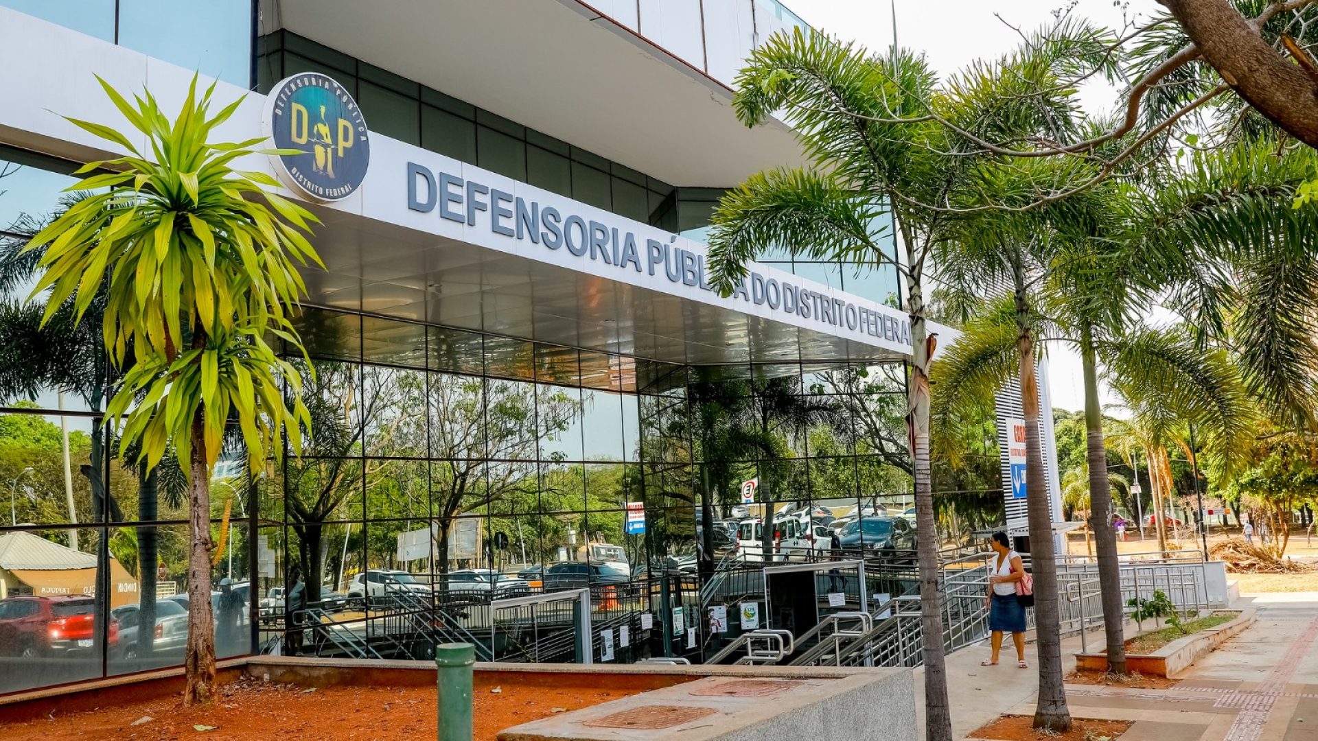 Hoje, a Defensoria Pública está presente em quase todas as regiões administrativas. Há projetos para a expansão da instituição até chegarmos a todas elas. Poder acolher e orientar essas pessoas é causa de muita alegria para os que compõem a instituição”, define o defensor público-geral, Celestino Chupel