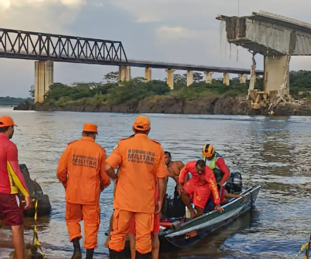 Carreta é retirada do Rio Tocantins dez meses após colapso da Ponte JK