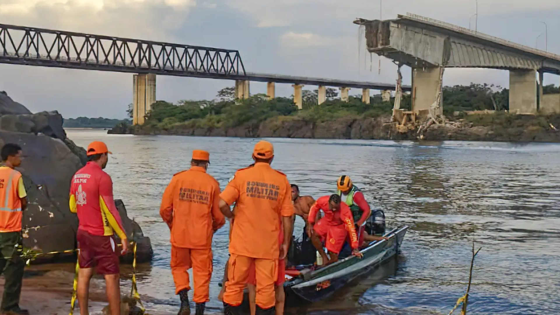 Carreta é retirada do Rio Tocantins dez meses após colapso da Ponte JK