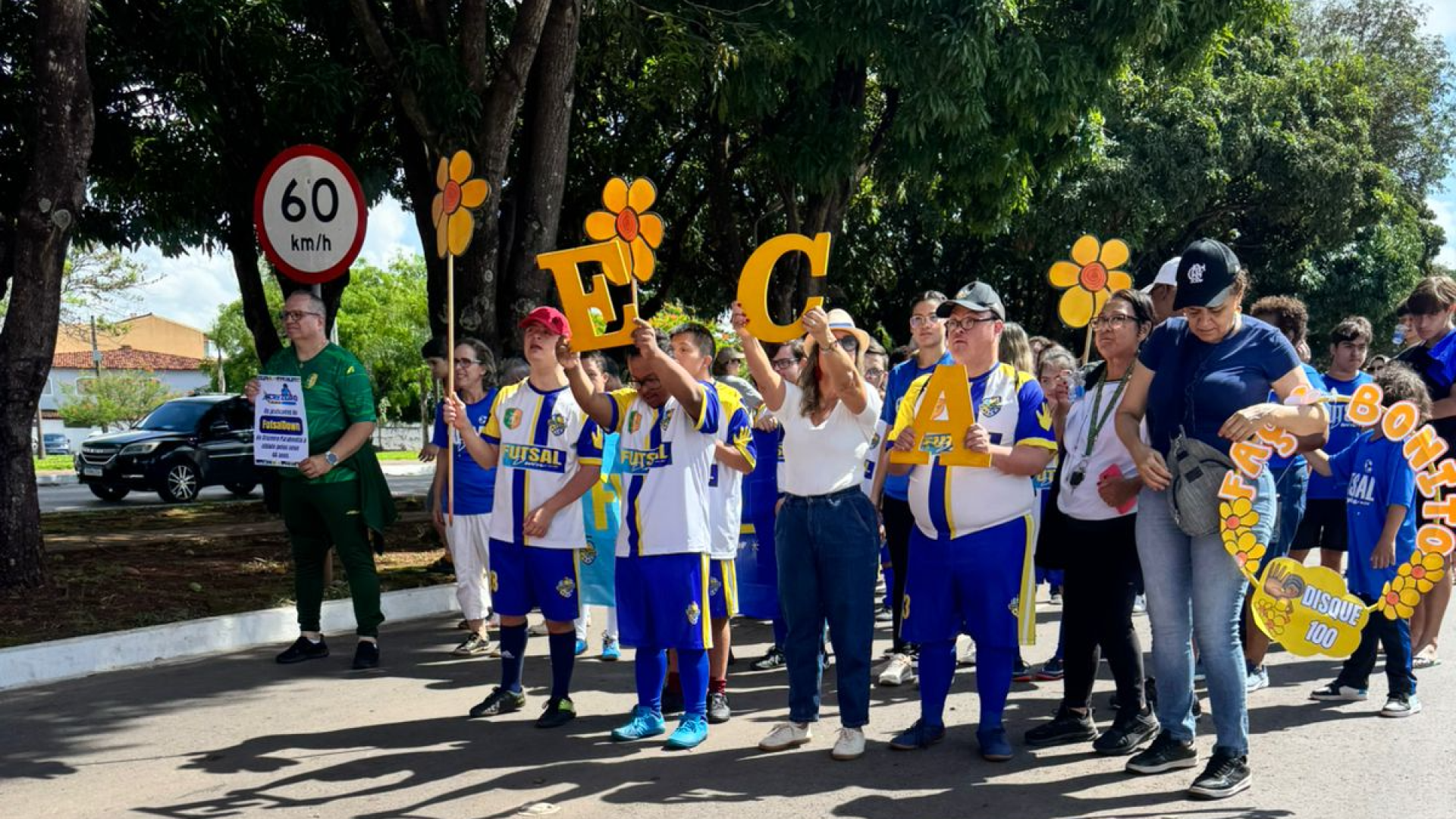 Desfile cívico reúne 800 pessoas nas ruas do Cruzeiro