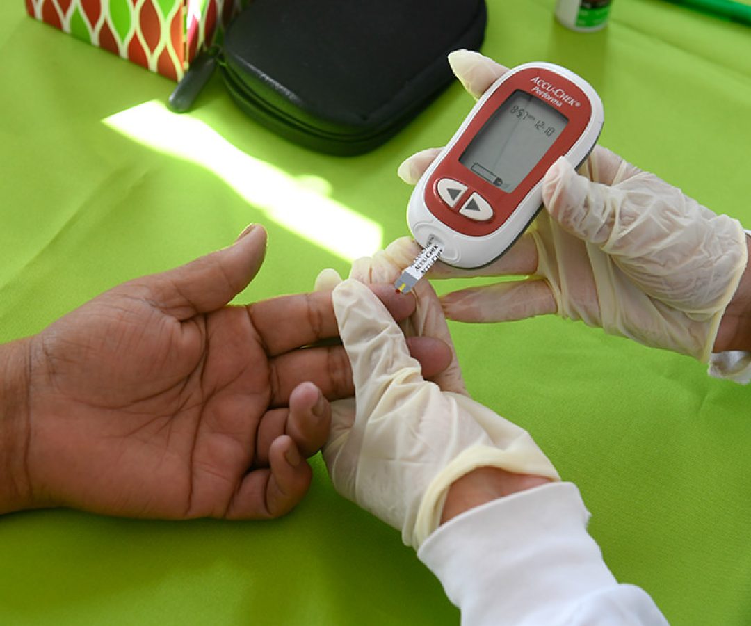 Os  estandes do SIS são destinados para recepção dos participantes, medição de glicemia capilar, aferição de PA (pressão arterial) com pessoal de enfermagem, biometria (medida de peso, altura, índice de massa corporal, cintura e quadril), com médicos para orientações gerais e/ou quando o participante apresentar alteração nos exames de triagem.